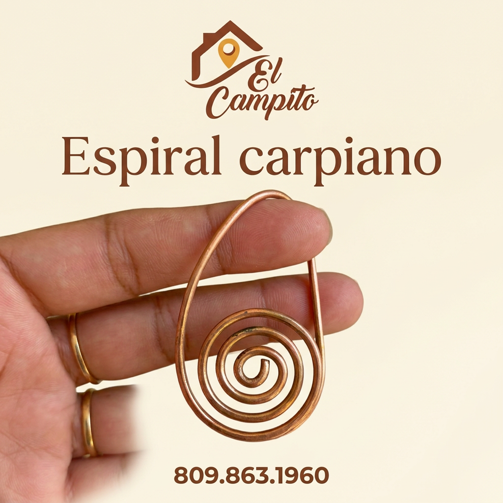 Espiral Carpiano de cobre sostenido entre los dedos